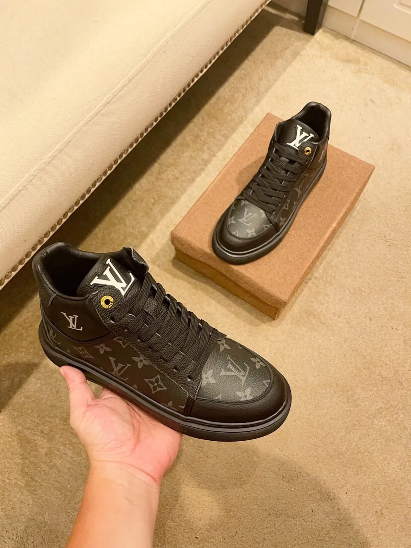 Factory price 460 [LV] Louis Vuitton's latest high-top casual Korean-style men's shoes, brand new autumn and winter design, perfect workmanship, cabinet quality, upper: cowhide material, leather lining; soft and comfortable, rubber outsole super light, wear-resistant, simple, versatile fashion men's shoes, color optional, size 38--44